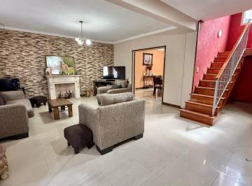 Casa · 256m² · 4 Ambientes · 2 Cocheras · Venta Casa 4 Ambientes con Quincho y Pileta en San Justo