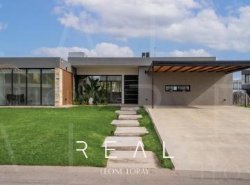 Casa · 245m² · 4 Ambientes · 2 Cocheras · Casa en Venta, 4 Ambientes, en Barrio Terralagos, Apto Credito