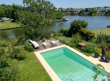 Casa · 213m² · 5 Ambientes · 1 Cochera · Casa en Alquiler Amoblada 4 Dorm. Al Lago en El Golf, Nordelta