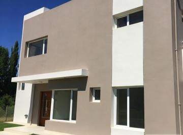 Casa · 1000m² · 6 Ambientes · 2 Cocheras · Casa en Alquiler/venta - 3 Dorm. + Pileta - B° Fincas de Plottier