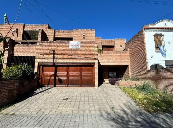 Casa · 400m² · 8 Ambientes · 2 Cocheras
