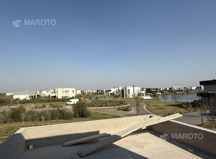 Casa · 260m² · 5 Ambientes · 2 Cocheras