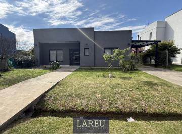 Casa · 110m² · 4 Ambientes · 2 Cocheras · Casa en Alquiler en Los Arces, La Cañada de Pilar.
