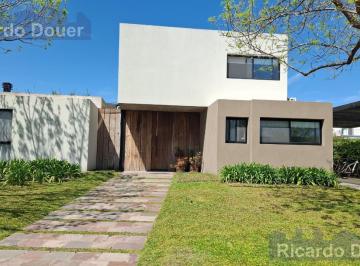 Casa · 200m² · 5 Ambientes · 1 Cochera · Excelente Casa en Venta en Ayres Plaza 5 Ambientes