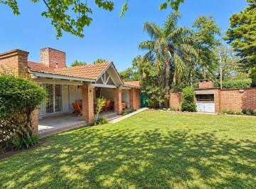 Casa · 253m² · 6 Ambientes · 1 Cochera · Casa en Villa Belgrano – 547 m² de Terreno, Pileta - Apto Crédito Bco. Frances