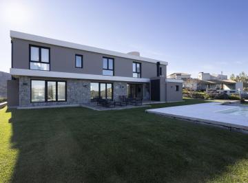 Casa · 292m² · 5 Ambientes · Casa en Venta en Valle de Tandil Golf Club | Amplitud, Confort y Exclusividad