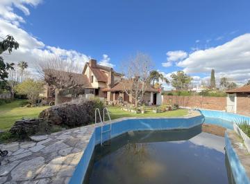 Casa · 350m² · 5 Ambientes · 3 Cocheras · Casa en Venta de 4 Dorm. en City Bell