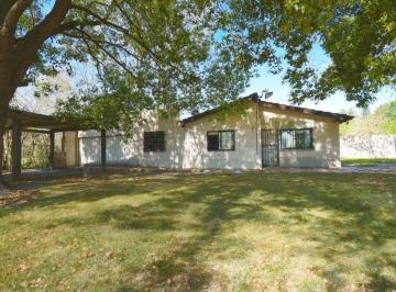 Quinta vacacional · 1573m² · 3 Dormitorios · 5 Cocheras · Venta Quinta C/pileta Francisco Alvarez Permuta!