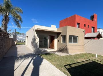 Casa · 85m² · 4 Ambientes · 3 Cocheras · Casa en Funes