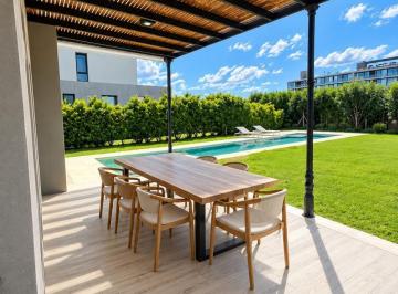 Casa · 144m² · 5 Ambientes · 1 Cochera · Casa Chalet en Venta en Araucarias, Puertos, Escobar