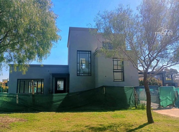 Casa · 131m² · 2 Dormitorios · 1 Cochera