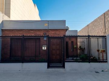 Casa · 120m² · 4 Ambientes · Casa en Venta 4 Amb. Jardín Apto Crédito - Pompeya