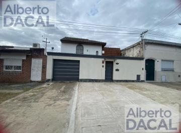 Casa · 135m² · 4 Ambientes · 1 Cochera · Casa en Venta