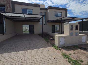 Casa · 130m² · 5 Ambientes · 2 Cocheras · Docta Duplex en Venta 3 Dorm. 3 Baños