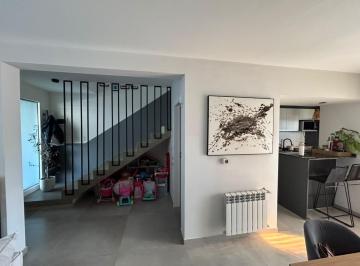 Casa · 129m² · 5 Ambientes · 1 Cochera · Docta Duplex en Venta 3 Dorm. 2 Baños