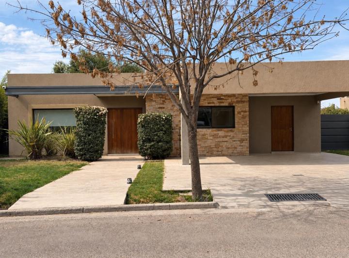 Casa · 340m² · 7 Ambientes · 2 Cocheras
