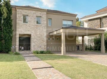Casa · 250m² · 4 Ambientes · 2 Cocheras · Casa en Alquiler - St Thomas Este con Piscina