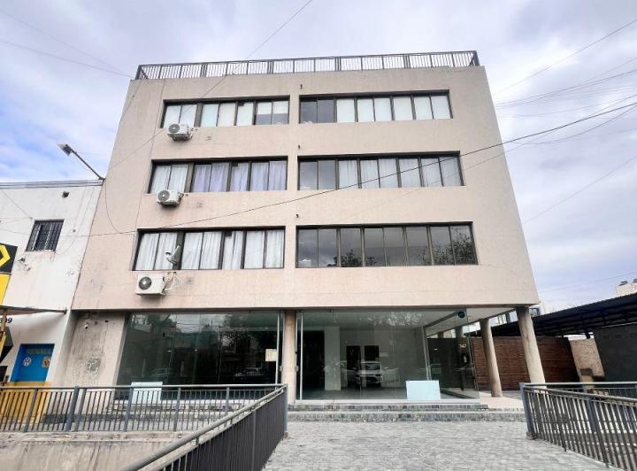Local comercial · 370m² · 5 Ambientes · 4 Cocheras