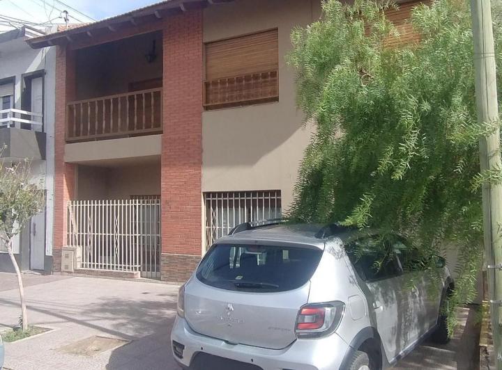 Casa · 177m² · 8 Ambientes · 2 Cocheras
