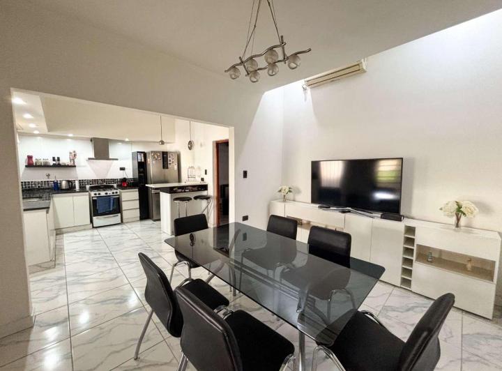 Casa · 229m² · 6 Ambientes · 3 Cocheras