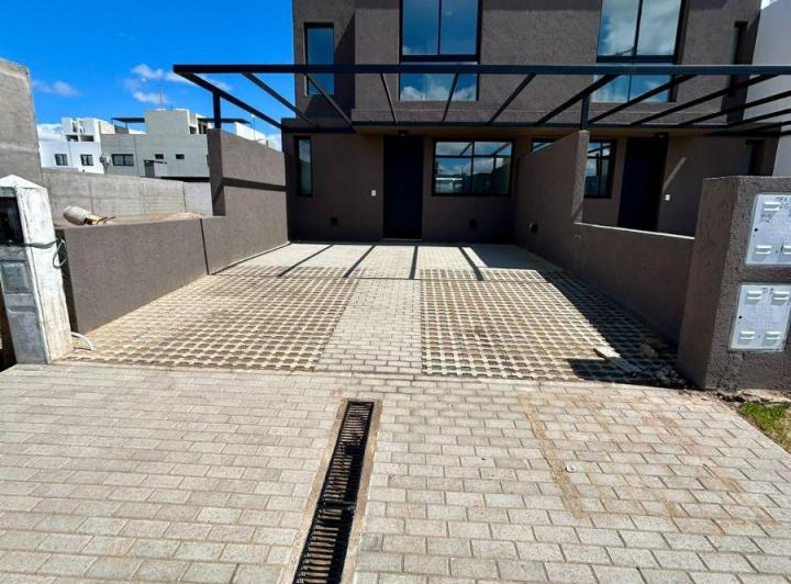 Casa · 140m² · 4 Ambientes · 2 Cocheras