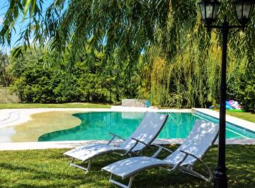 Casa · 201m² · 5 Ambientes · 2 Cocheras · Casa de 5 Ambientes con Pileta en Venta