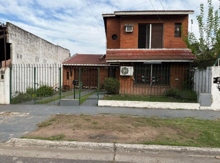Casa · 82m² · 3 Ambientes · 2 Cocheras