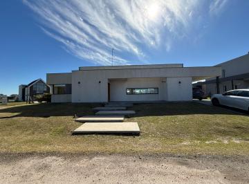 Casa · 130m² · 4 Ambientes · 2 Cocheras · Casa en Venta Santa Rita con Pileta