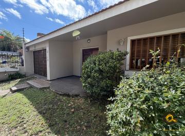 Casa · 6 Ambientes · 1 Cochera · Casa en Urca con Piscina en Alquiler