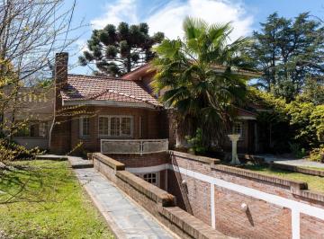Casa · 304m² · 5 Ambientes · 1 Cochera · Casa en Venta con Parque y Pileta en City Bell Cuatro Dorm. Dos Baños