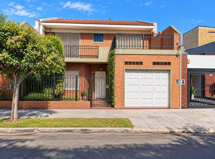 Casa · 250m² · 4 Ambientes · 2 Cocheras