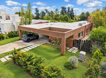 Casa · 200m² · 7 Ambientes · 4 Cocheras · Puerto Roldan - Cómoda y Funcional Casa 3 Dorm. en Planta Baja!