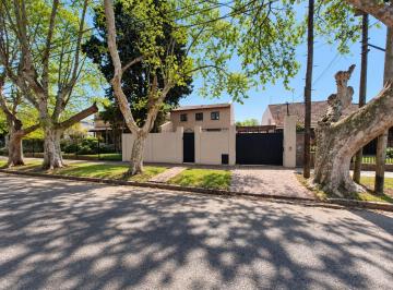 Casa · 205m² · 5 Ambientes · 1 Cochera · Casa en Venta 5 Ambientes Pileta Quincho Adrogue