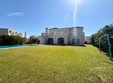 Casa · 270m² · 5 Ambientes · 5 Cocheras · Casa a La Venta 5 Ambientes Apto Credito