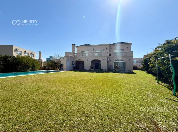 Casa · 270m² · 5 Ambientes · 5 Cocheras