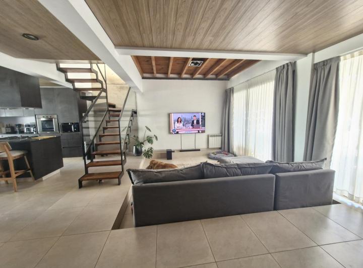 Casa · 180m² · 5 Ambientes · 2 Cocheras