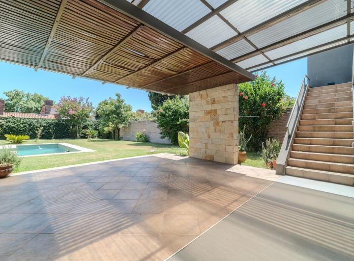Casa · 427m² · 4 Dormitorios · 5 Cocheras