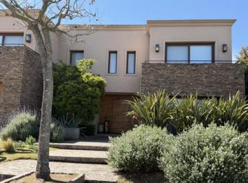 Casa · 540m² · 6 Ambientes · 4 Cocheras · Casa en Venta 5 Dorm. en Suite en El Barrio El Golf Nordelta