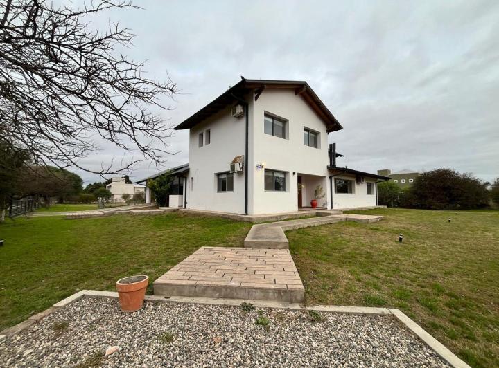 Casa · 380m² · 8 Ambientes · 2 Cocheras
