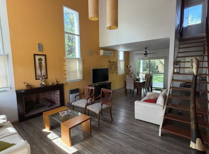 Casa · 140m² · 5 Ambientes · 2 Cocheras