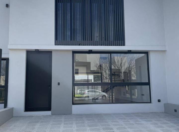 Casa · 160m² · 5 Ambientes · 2 Cocheras