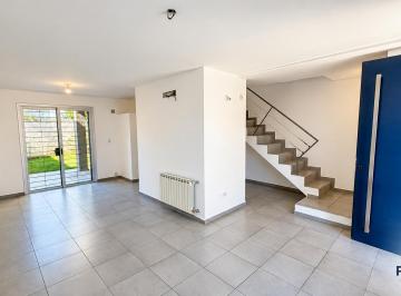 Casa · 103m² · 5 Ambientes · 1 Cochera · Venta Dúplex 3 Dorm., Patio con Asador – La Paya 1