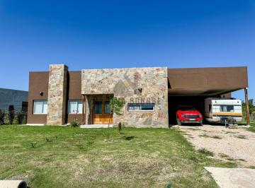 Casa · 175m² · 5 Ambientes · 2 Cocheras · Casa en Alquiler en Medal Cc, Pilar, G. B. a. Zona Norte