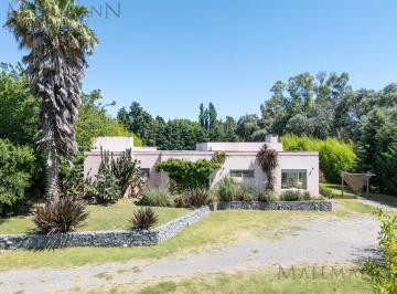 Casa · 240m² · 6 Ambientes · 6 Cocheras · Venta de Casa en Altos de Manzanares 3 Dorm. con Pileta