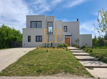 Casa · 227m² · 5 Ambientes · 4 Cocheras · Venta de Casa en El Naudir