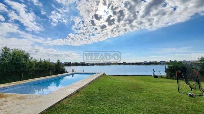 Casa · 259m² · 5 Ambientes · 2 Cocheras