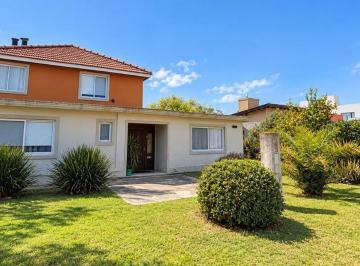 Casa · 128m² · 5 Ambientes · 1 Cochera · Venta. Casa 4 Ambientes Sobre Lote de 1090 m². Pileta y Parrila. Chascomús
