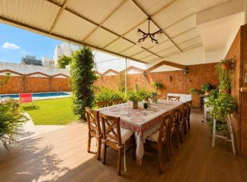 TIS-TIS-8_2 · Casona de Categoría 4 Dorm. en Alta Córdoba - Venta
