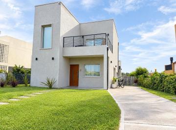 Casa · 143m² · 5 Ambientes · 4 Cocheras · Casa en Venta en Santa Elena