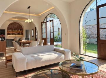 Casa · 359m² · 5 Ambientes · Casa de 4 Dorm. con Cochera, Quincho, Jardín y Pileta